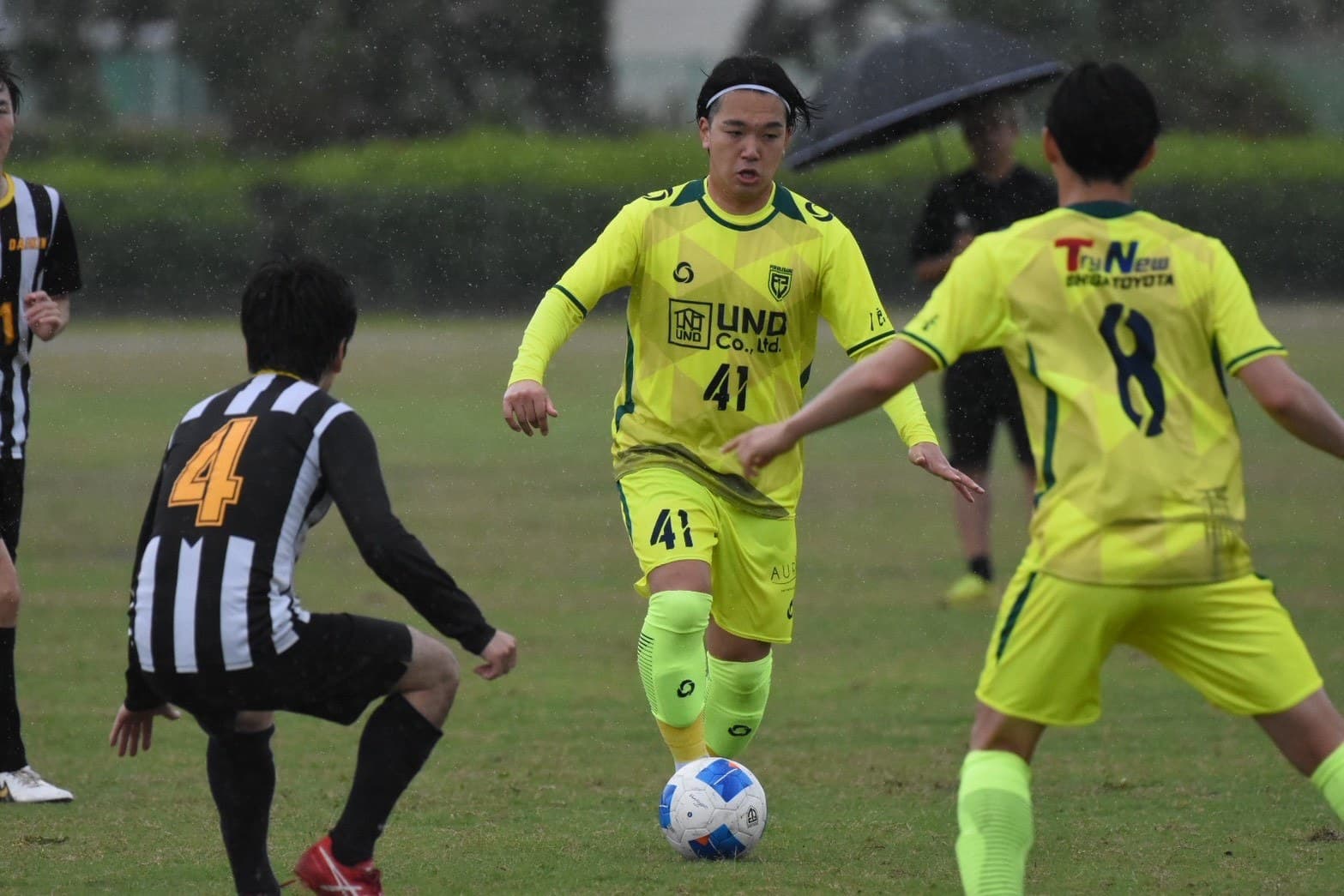 ペルソリガーメ近江FC 選手（背番号41・8）の試合中の様子。前面・背面のデザインが確認できる