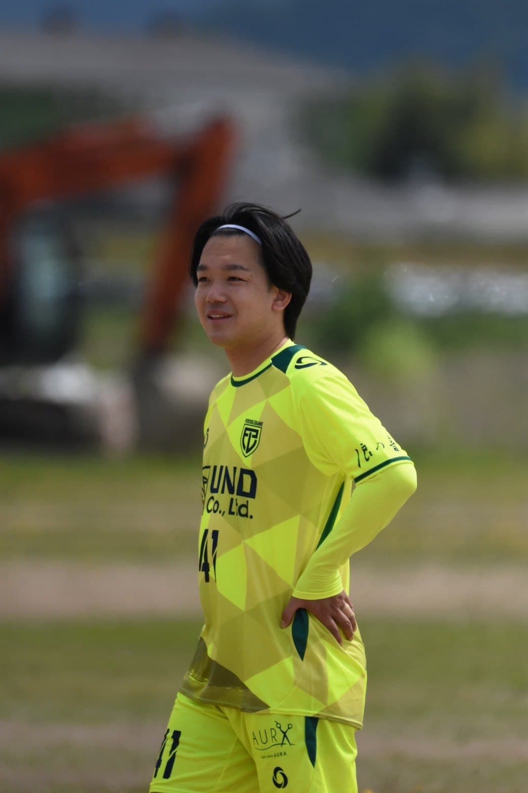ペルソリガーメ近江FC 選手（背番号41）がレプリカユニフォームを着用している様子