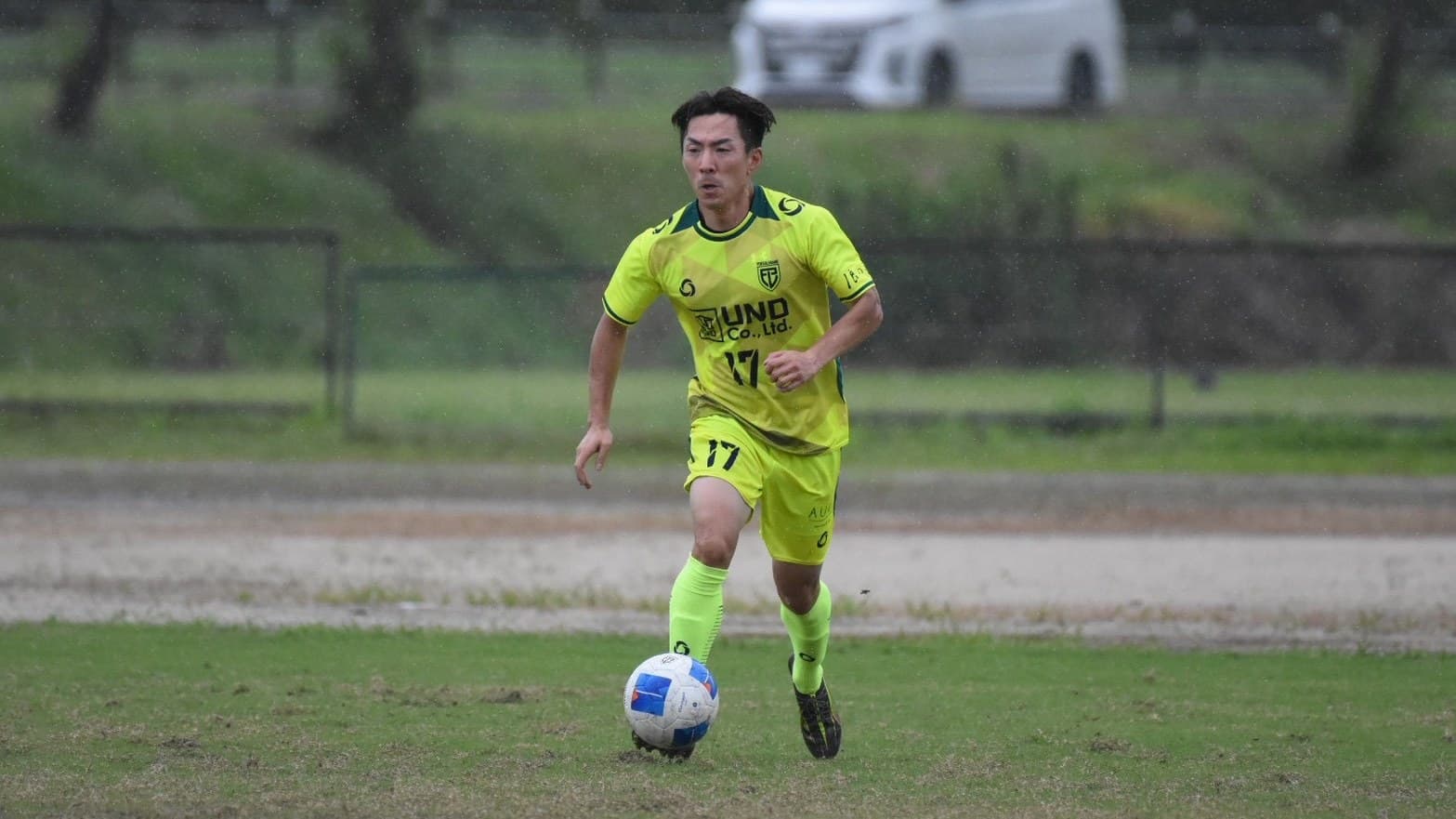 試合でプレーするPersoLegame Ohmi FCの選手